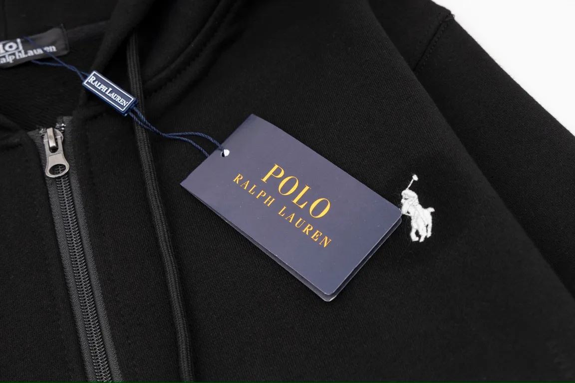 P240 Style No.: Y055 Ralph Lauren/Ralph Lauren pony embroidered zipper cardigan hooded sweatshirt. A one-of-a-kind sweatshirt for autumn and winter is here. You can wear it casually no matter how you wear it! ! This hooded sweatshirt is decorated with the simple style that represents Ralph Lauren and is paired with a pony embroidery pattern, which is three-dimensional and full! The solid color fabric paired with exquisite embroidery instantly sets it off! Hooded sports design, loose and casual fit! The overall texture is very strong! Through the pictures, we can feel the thickness and texture of custom-woven and dyed threads. The workmanship is exquisite. They are shipped from major foreign trade factories. They are all made by masters with many years of experience. Everything is of high standards and requirements! Simple and versatile model ~ Made of imported pique cotton fabric, which is super delicate and soft, close to the body without being tied. All fabrics and accessories are original custom-made and of high quality! Perfectly reflects the brand’s sense of superiority! Standard cut, comfortable stretch, unrestricted movement! Highly practical, high-end and classy! Versatile style ~ can be paired with jeans or jogging pants. Ideal for transitioning from your morning commute to weekend events! Tag, hanging particles, washed, packaging bag, full set of accessories, very good-looking, super exquisite workmanship, size: S-XL, color: navy, black, gray